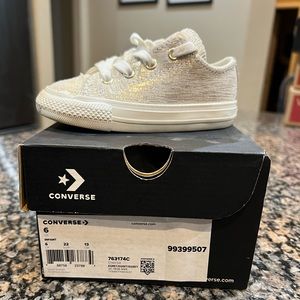 Kids size 6 converse